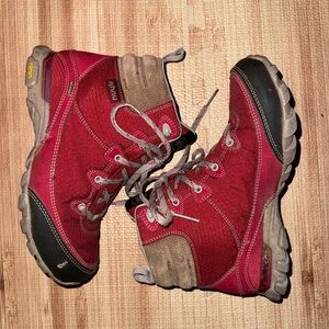 WOMEN HIKING BOOTS